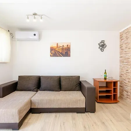 Apartment Mladen *